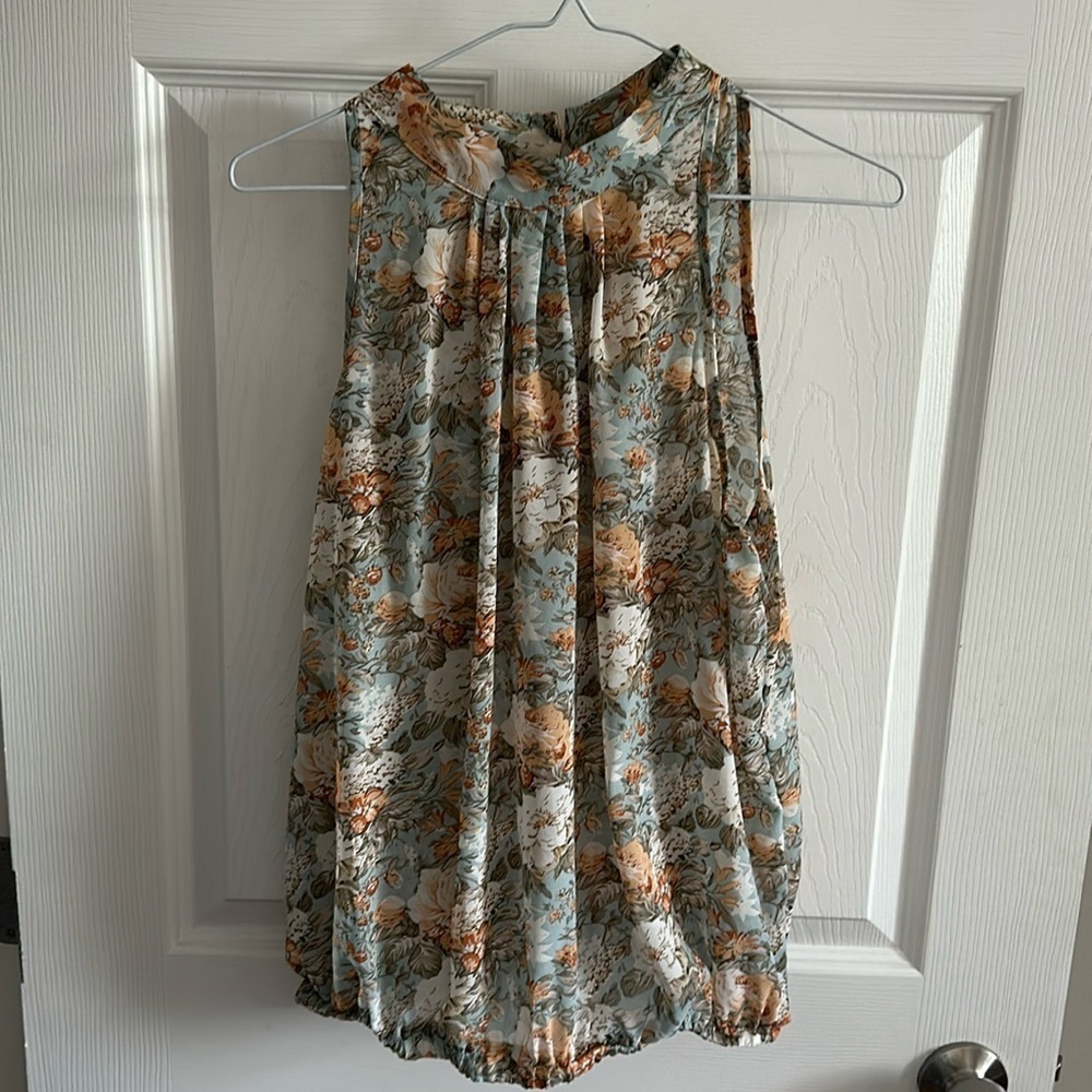 Beautiful floral  boho sleeveless shirt with halter  neck and button Sz M
